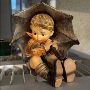 Umbrella boy 1979 Collectable Hummel used like new condition